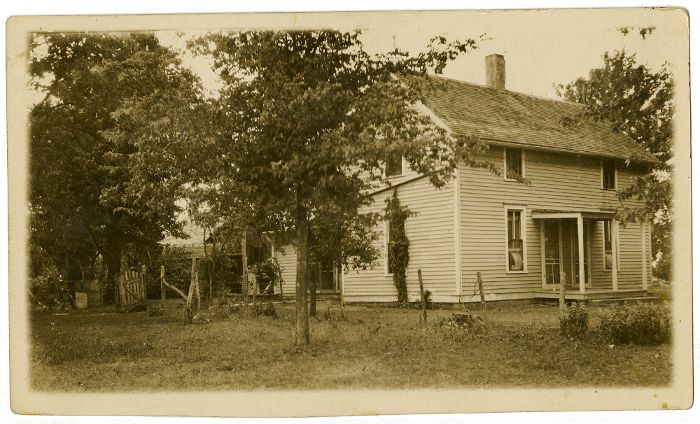 photograph of the front and left side of the house built before 1914 on the Fiegenbaum-Starkebaum farm south of Mayview, Missouri