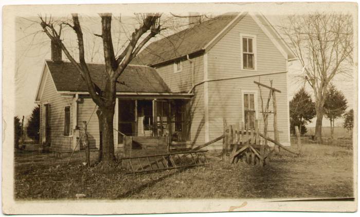 photograph of the rear and left side of the house built before 1914 on the Fiegenbaum-Starkebaum farm south of Mayview, Missouri