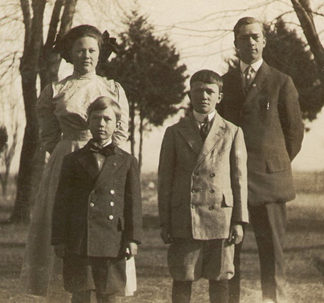 photographic portrait of the Fiegenbaum-Starkebaum children used as illustration on a postcard