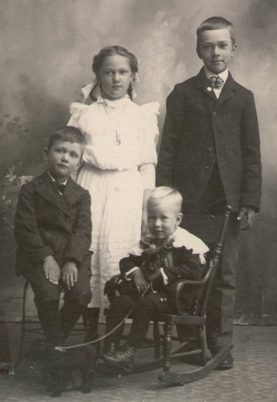 studio photo of the children of Wilhelm and Henriette Fiegenbaum