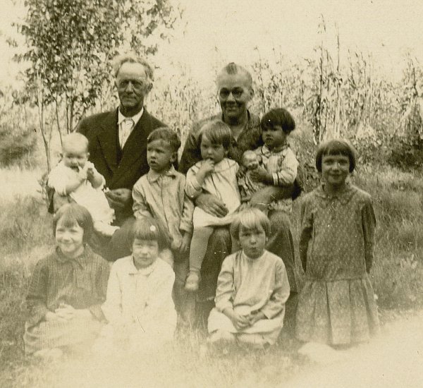 photograph of Wihlhem F. & Henriette Fiegenbaum and some grandchildren