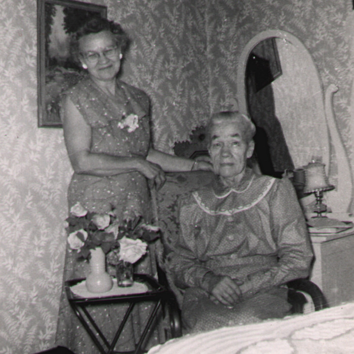 photograph of Clara L. (Drewel) Fiegenbaum & Henriette Caroline Amelia (Starkebaum) Fiegenbaum