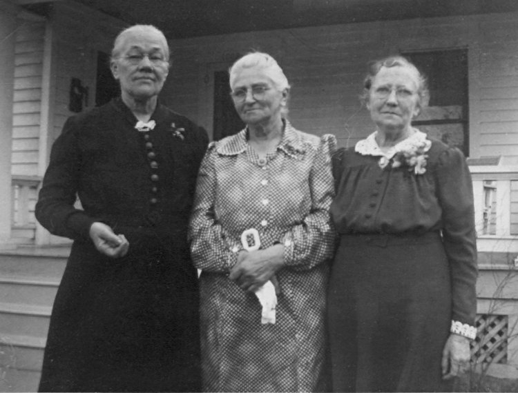 photographic portrait of Henriette Fiegenbaum, Lizzie Messenkamp, and Amanda Riekhof standing arm-in-arm outside