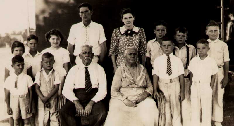 photo of Johann & Dorothea (Block) Maun with their grandchildren