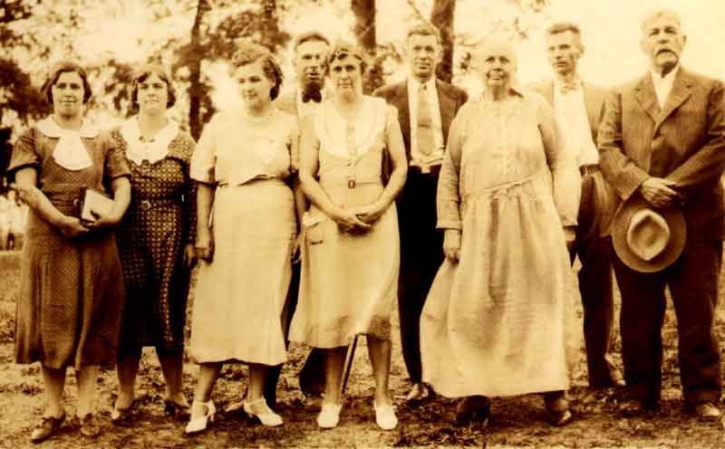 photo of J. W. and Dorothea (Block) Maun family standing outside