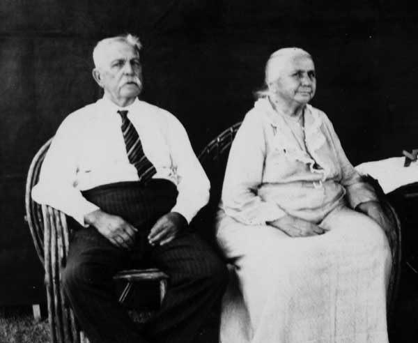 photo of Johann W. and Dorothea (Block) Maun seated outside