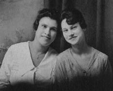 photograph of Anna and Edna Springmeyer