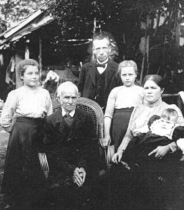 photographic portrait of Heinrich Hermann F. & Karoline C. Luise (Niere) Starkebaum family