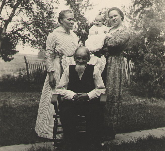 photograph of Heinrich Friederich L. Starkebaum with his daughter, his grand-daughter and great-grand-daughter